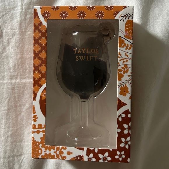 Taylor Swift Ornament That Ain’t My Merlot - Picture 1 of 4